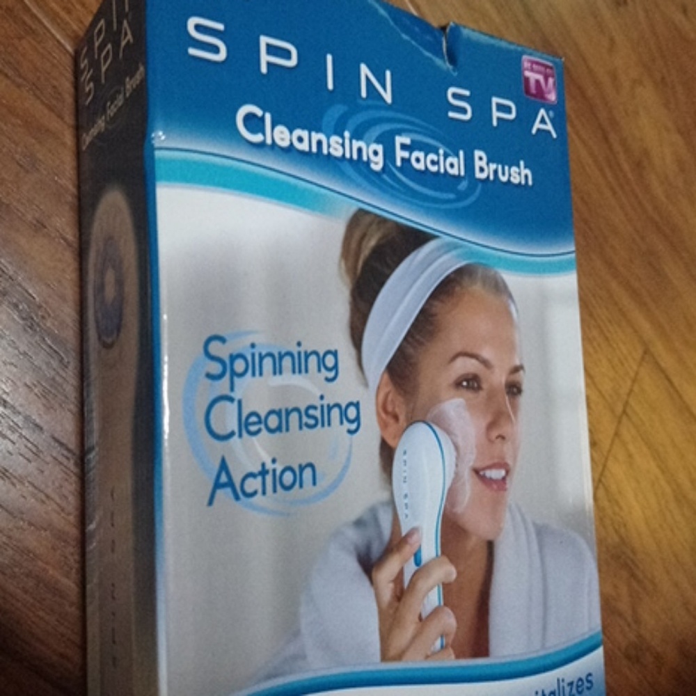 Cleansing spinning facial brush